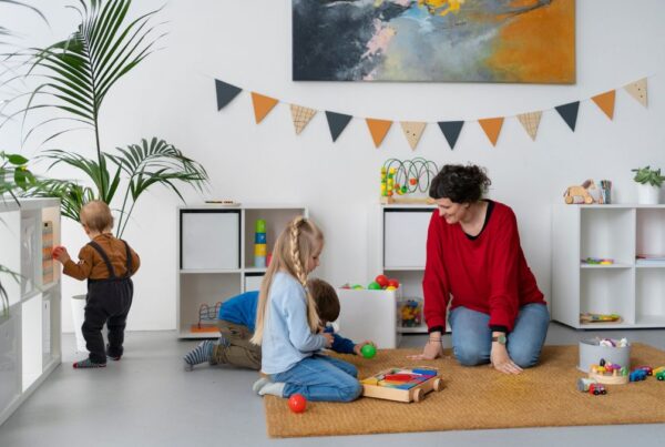 A child and therapist sit together in Floortime play, showing what supportive guidance looks like when choosing an ABA center.